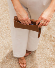 Load image into Gallery viewer, Spencer Travel Purse - Tan