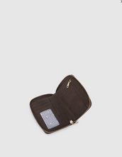 Load image into Gallery viewer, Eden Saddle Wallet - Chocolate
